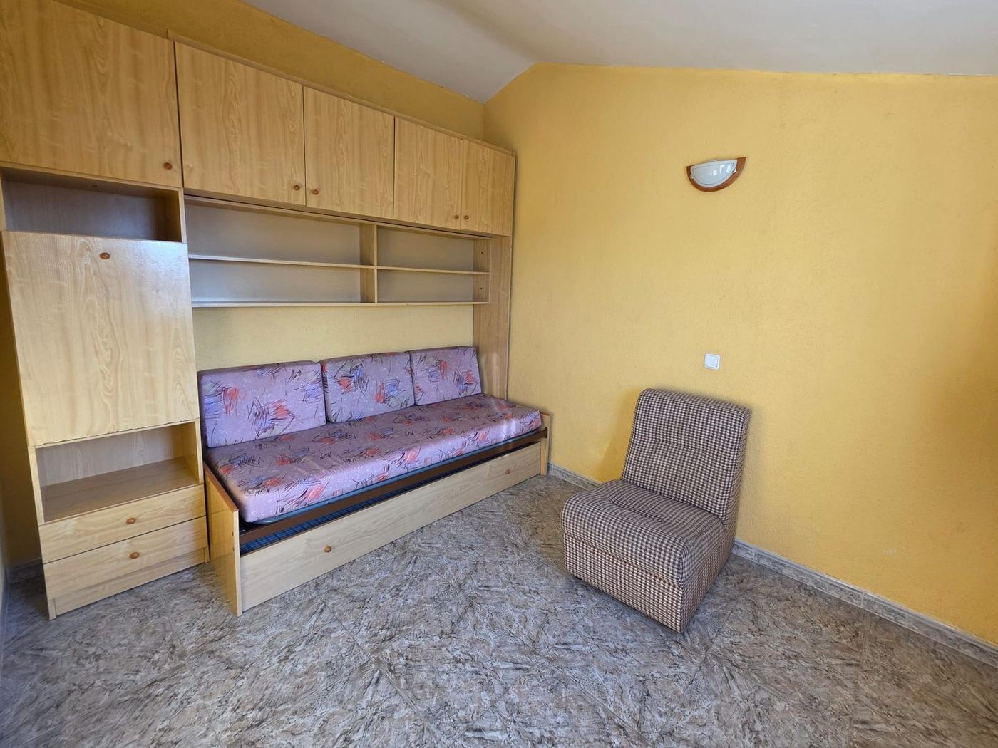 Dormitorio con cama nido