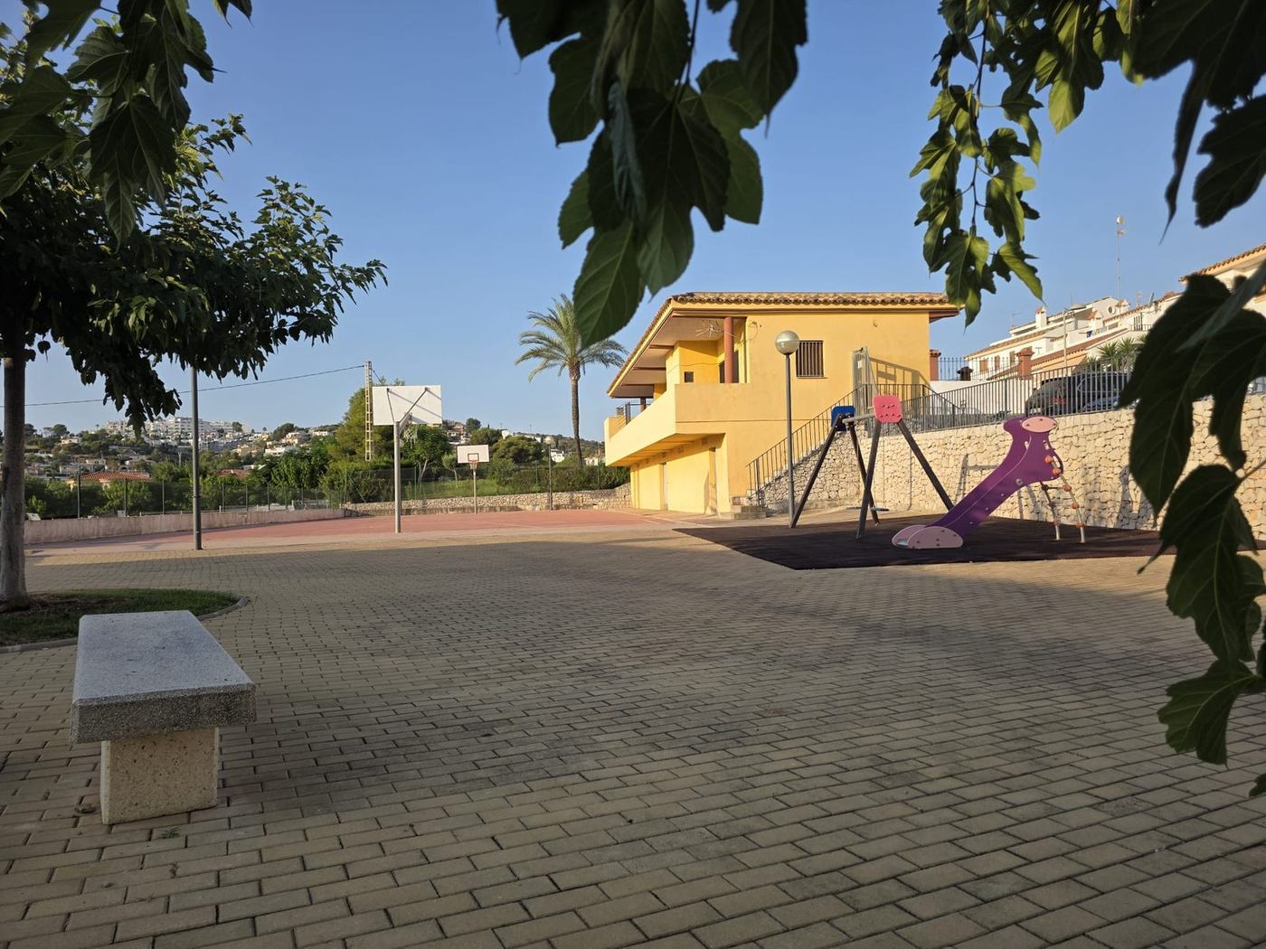 Zona infantil y pista de baloncesto